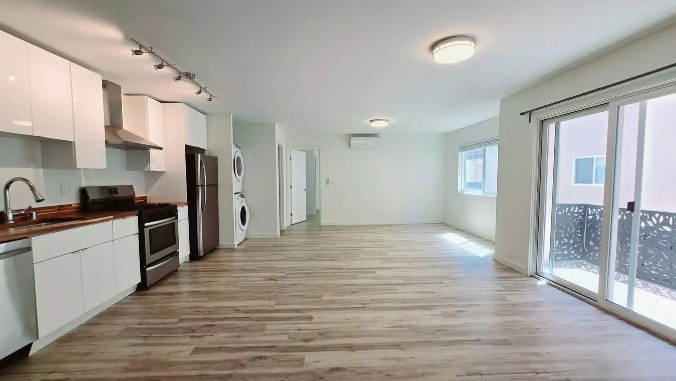 Redwood City: Unfurnished And Remodeled 2 Bed 2 Bath W/ Laundry In Unit, A/c Mini-split &amp; Parking Included photo 3