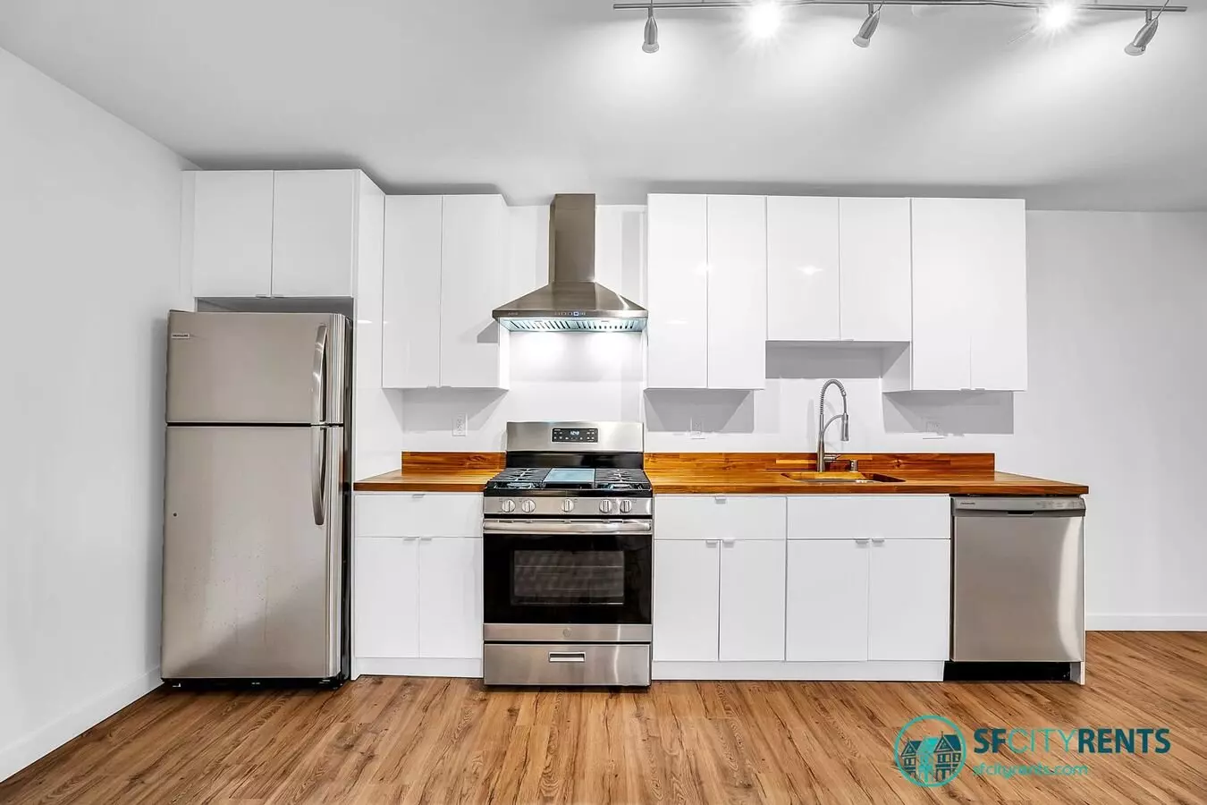 Redwood City: Updated And Unfurnished 1 Bed 1 Bath W/ Large Living Room, Private Patio, & Parking Included