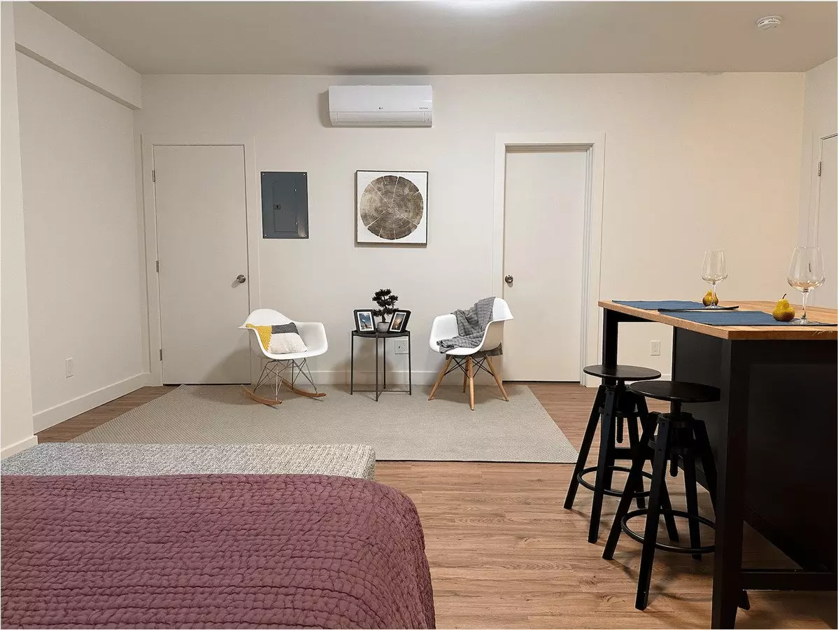 Redwood City: Unfurnished And Remodeled Studio W/ Laundry In Unit &amp; Parking Included photo 4