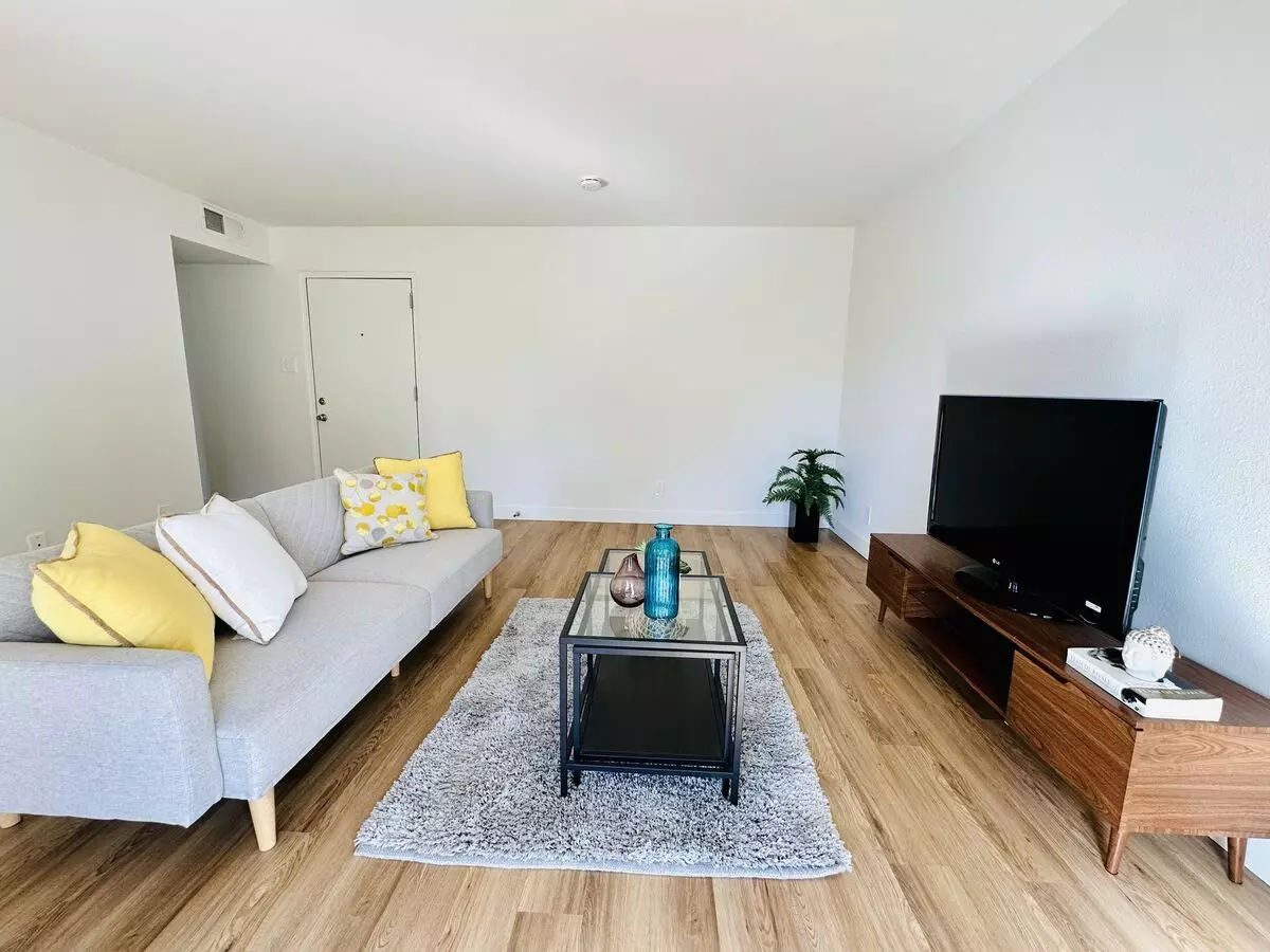 Redwood City: Updated And Unfurnished 1 Bed 1 Bath W/ Large Living Room, Private Patio, &amp; Parking Included photo 4