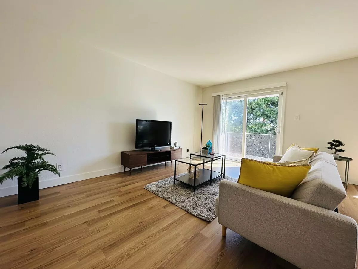 Redwood City: Updated And Unfurnished 1 Bed 1 Bath W/ Large Living Room, Private Patio, &amp; Parking Included photo 2