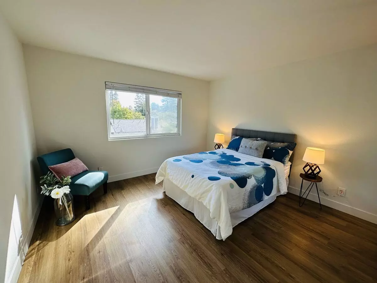 Redwood City: Updated And Unfurnished 1 Bed 1 Bath W/ Large Living Room, Private Patio, &amp; Parking Included photo 3
