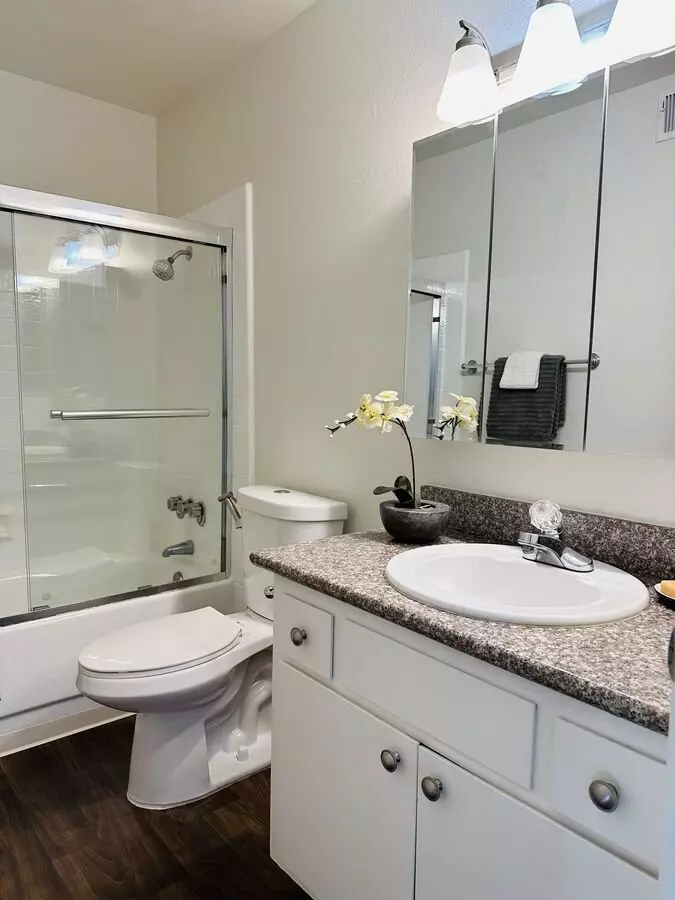 Redwood City: Updated And Unfurnished 1 Bed 1 Bath W/ Large Living Room, Private Patio, &amp; Parking Included photo 5