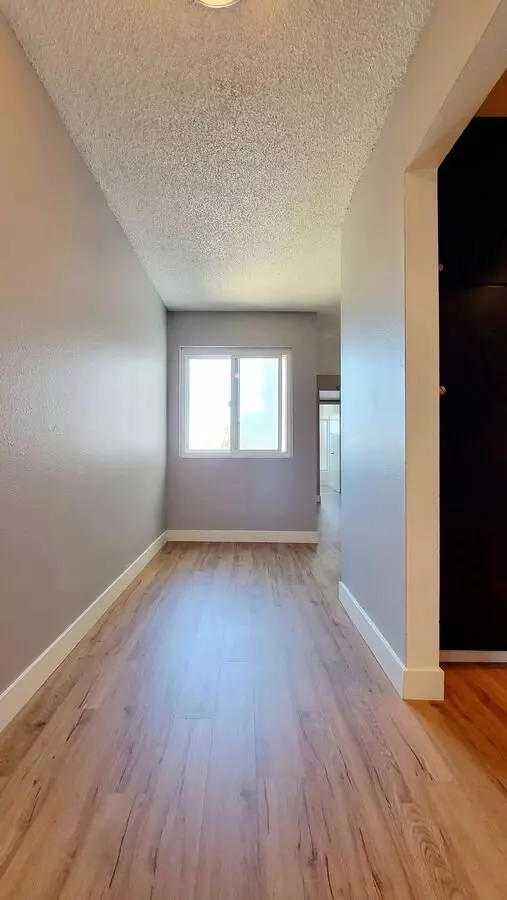 Redwood City: Updated 2 Bed 1 Bath With Private Balcony &amp; Parking Included photo 2