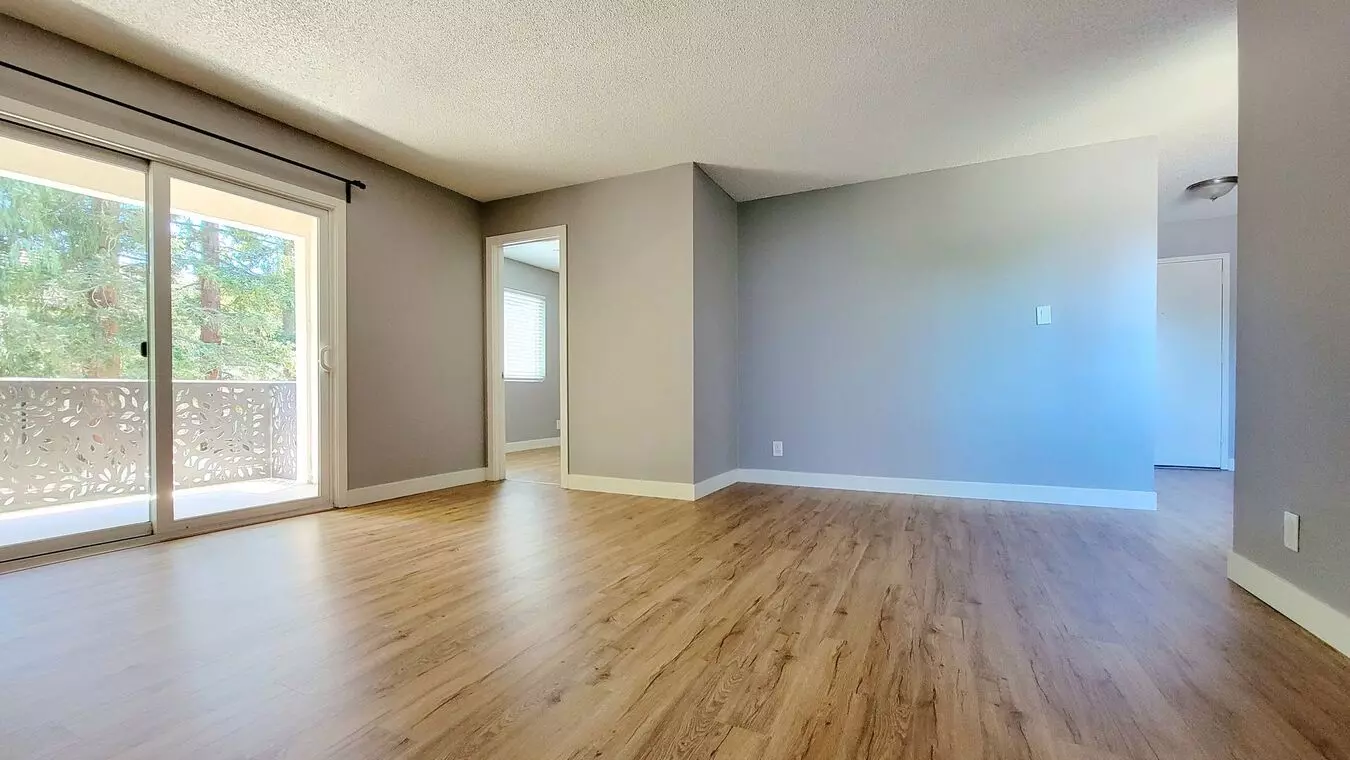 Redwood City: Updated 2 Bed 1 Bath With Private Balcony &amp; Parking Included photo 5