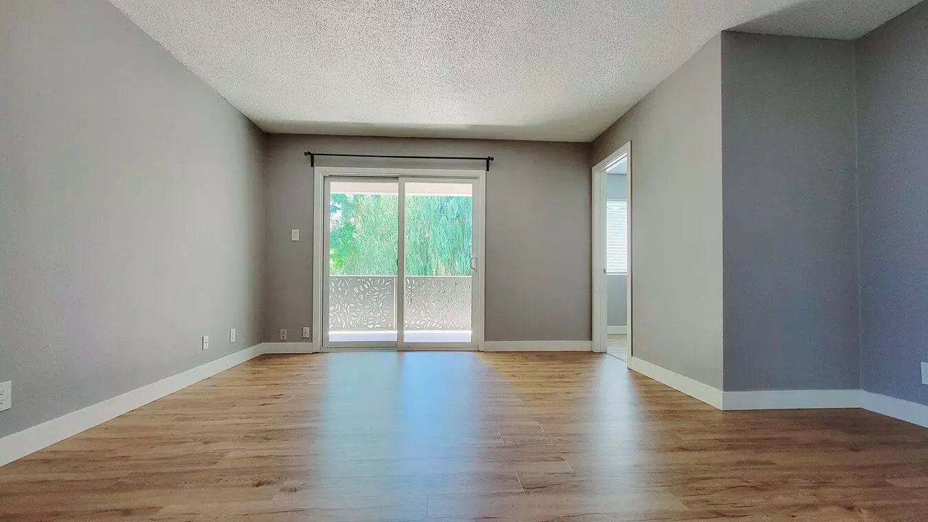 Redwood City: Updated 2 Bed 1 Bath With Private Balcony &amp; Parking Included photo 4