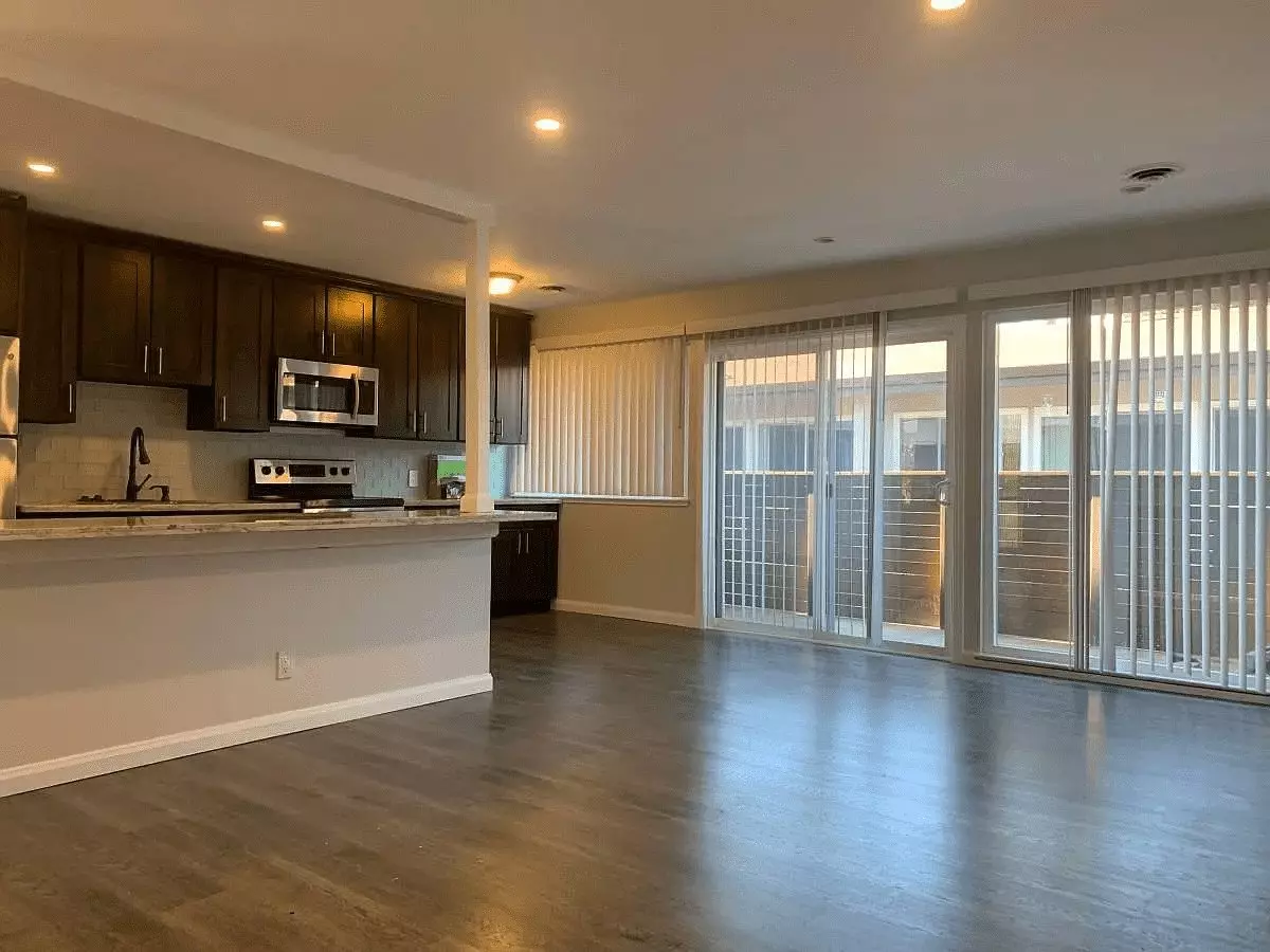 Bright 1br Apartment With Large Patio &amp; Hardwood Floors