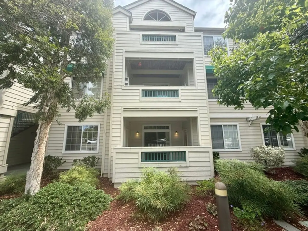 Spacious Condo Home In The Redwood Shores Area. Available Now!