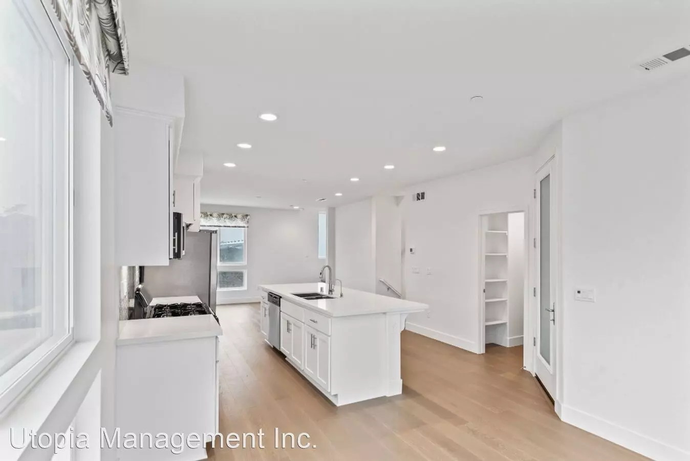 Modern Style and Sophistication, 2 En-Suite BR, 2.5 BA Townhouse photo 3