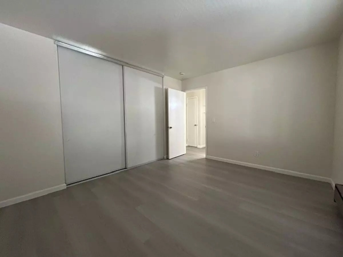 Spacious One Bedroom, large living room area photo 5