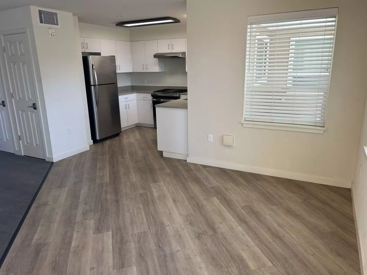 2 Bed, 1 Bath, 850 Square Foot Ground Floor-single Story Apartment With Air Conditioning photo 3