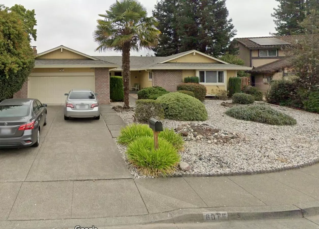 ~spacious 5 Bed/2 Bath Home In D Section~ photo 2