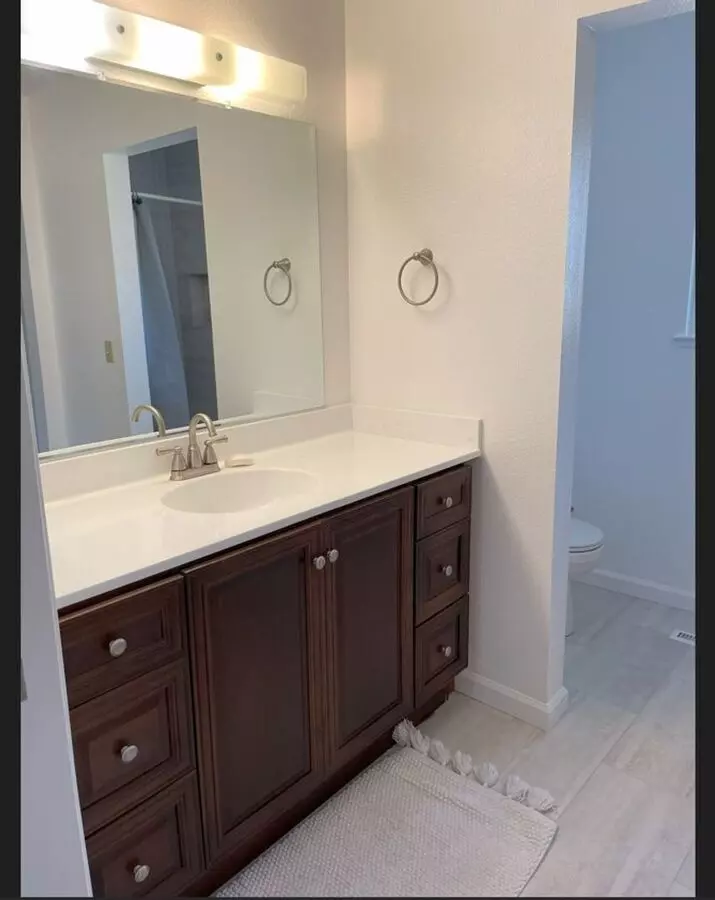 ~spacious 5 Bed/2 Bath Home In D Section~ photo 3