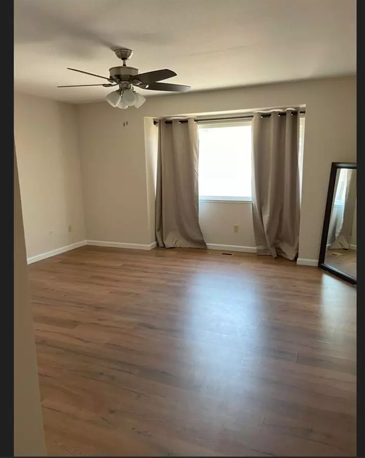 ~spacious 5 Bed/2 Bath Home In D Section~ photo 5