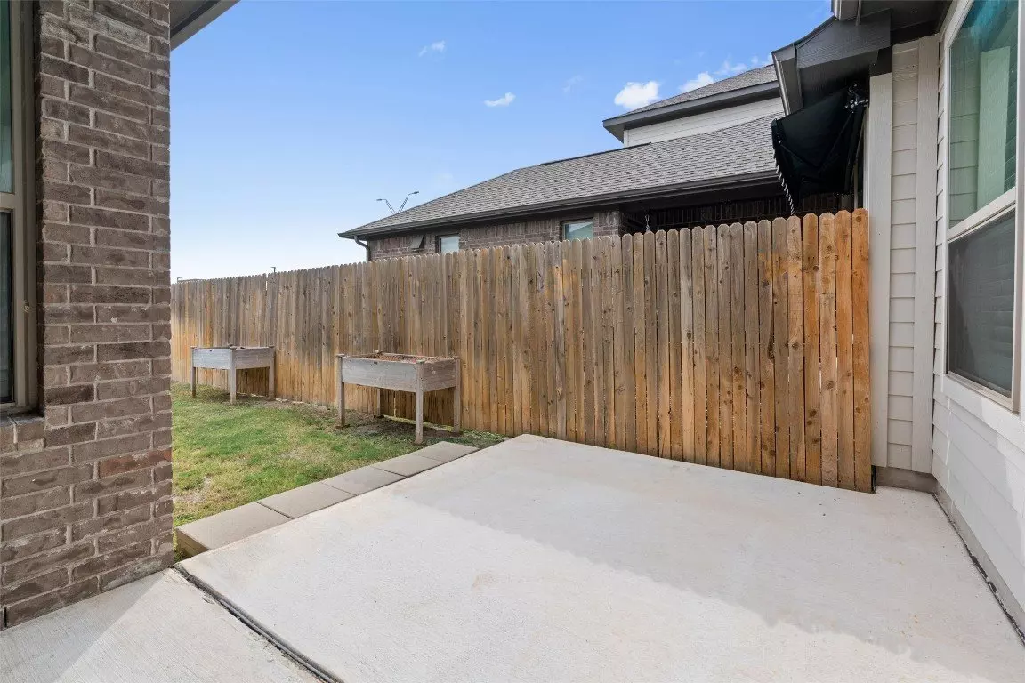 Spacious 3 Bedroom Townhome in Gated Community photo 3
