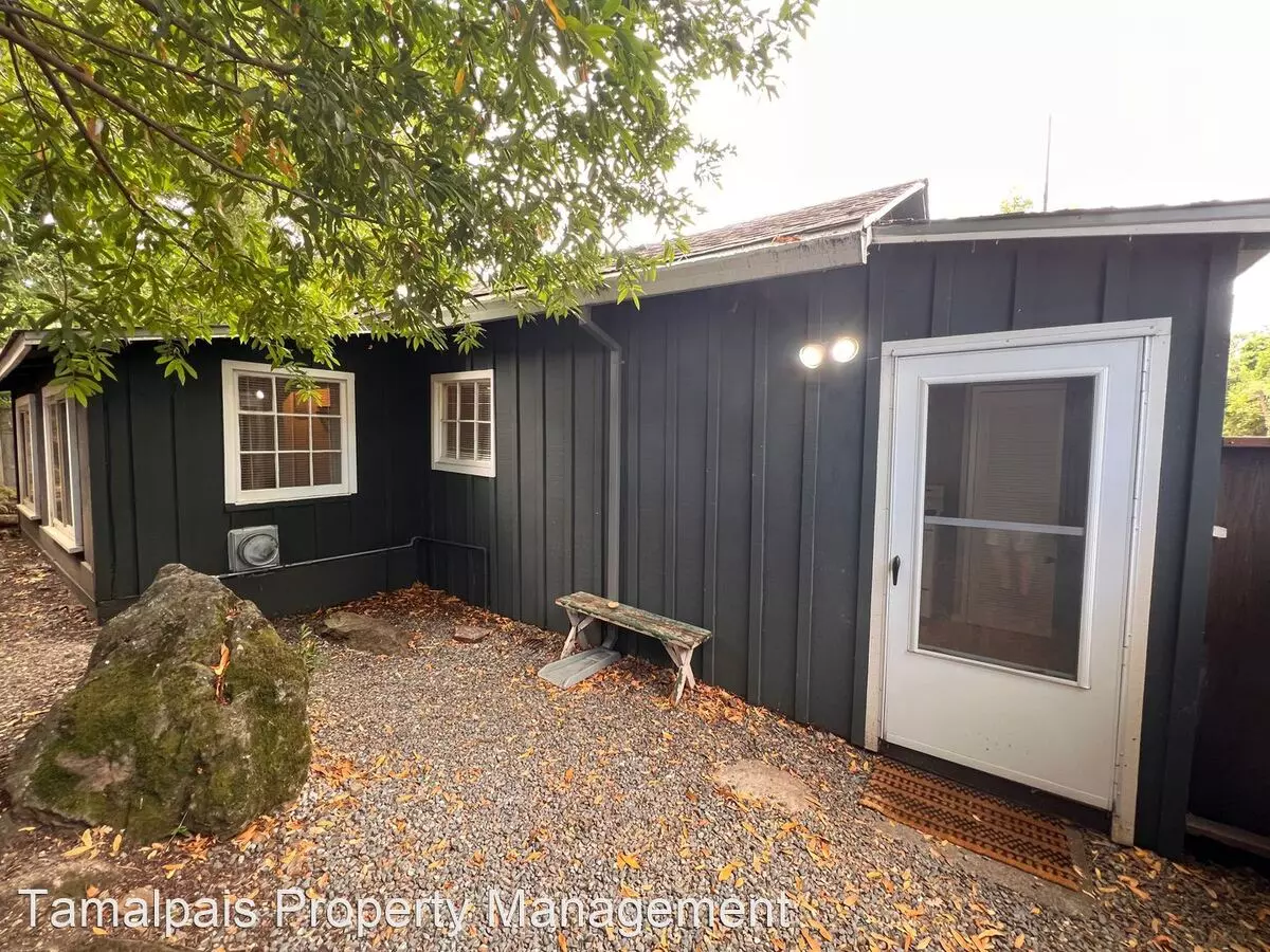 CHARMING STUDIO COTTAGE HOME WITH PRIVATE YARD photo 3