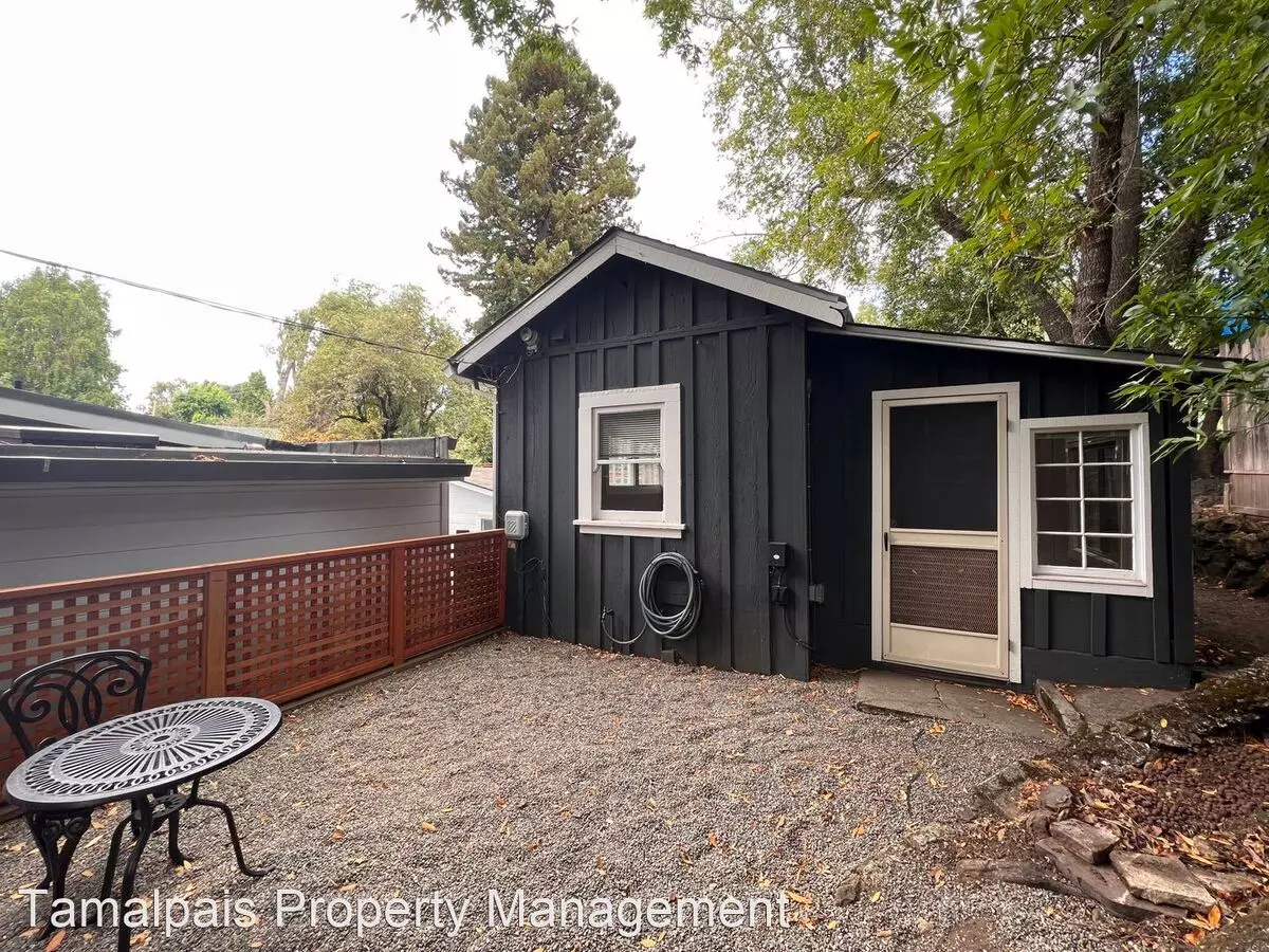 CHARMING STUDIO COTTAGE HOME WITH PRIVATE YARD photo 2