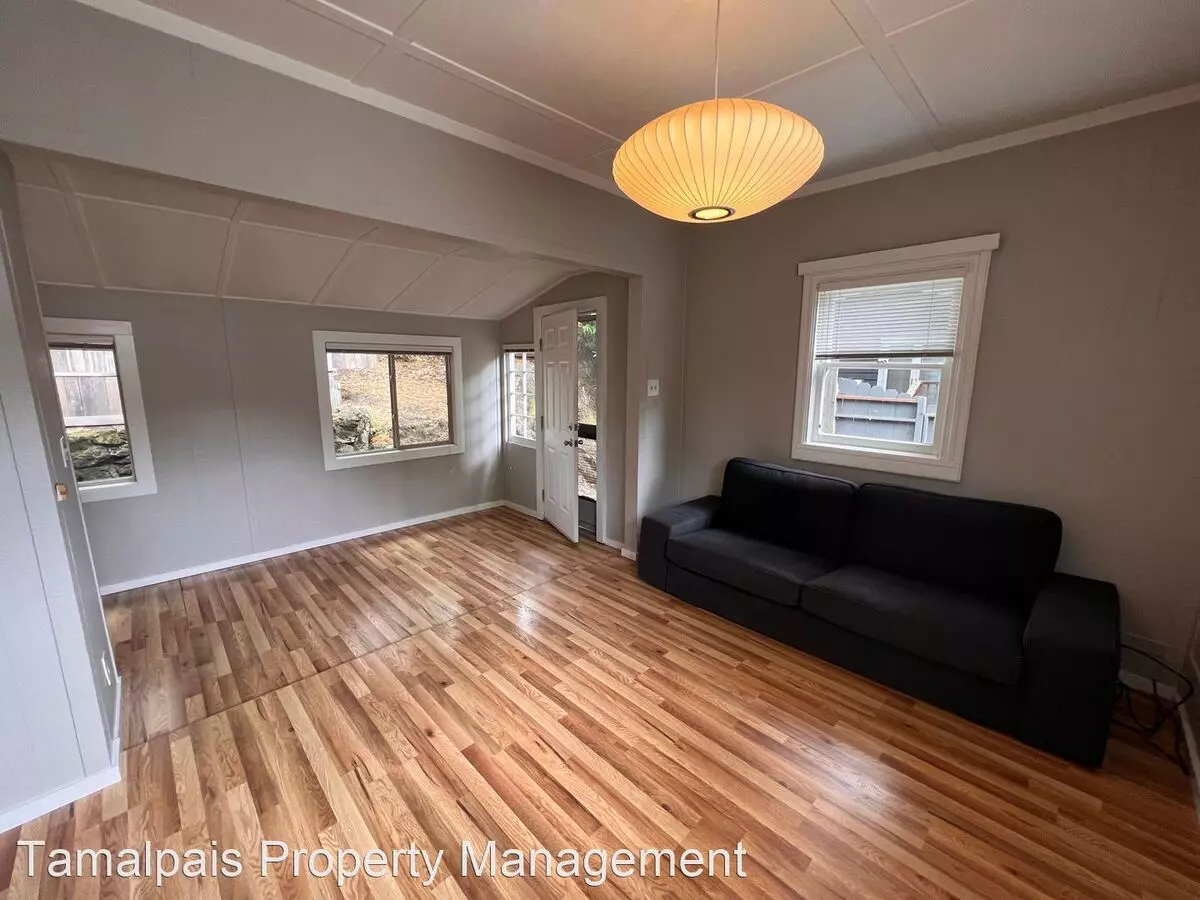 CHARMING STUDIO COTTAGE HOME WITH PRIVATE YARD photo 4