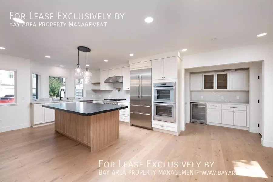 1351 Arroyo Ave photo 2