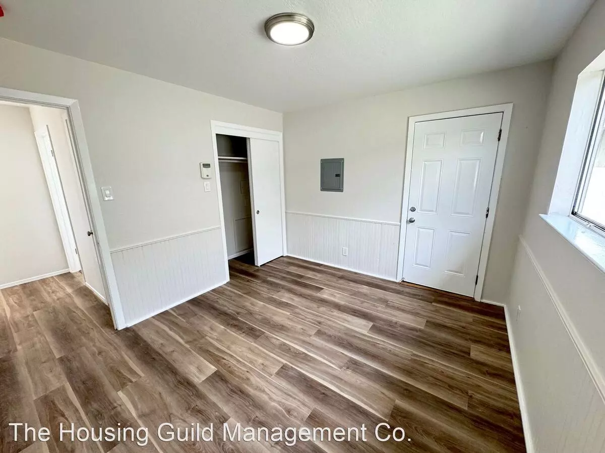 1464 Laurel St. Apts. photo 5