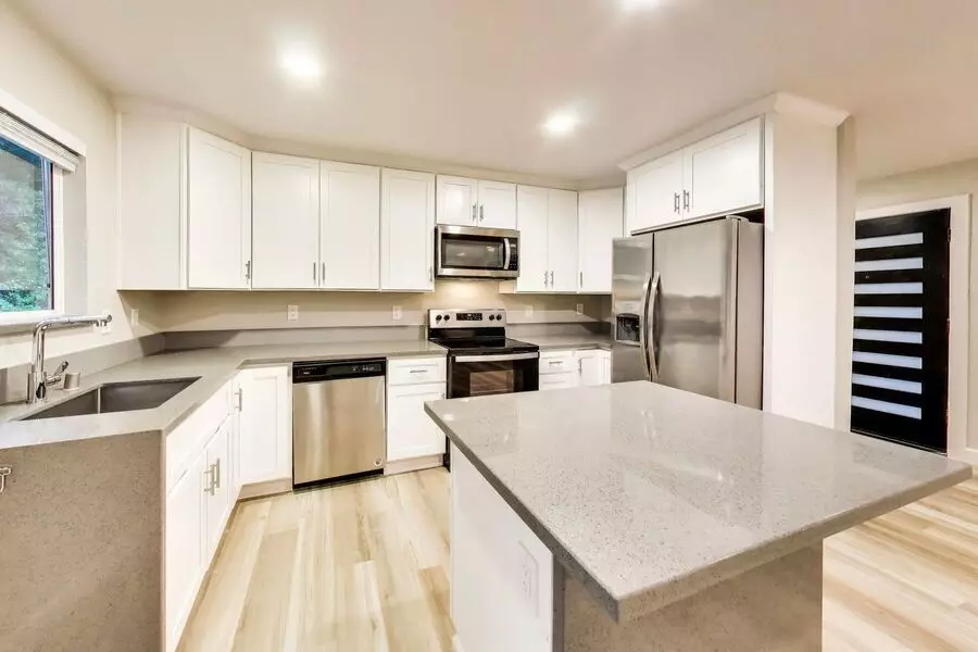25 Devonshire Blvd photo 3