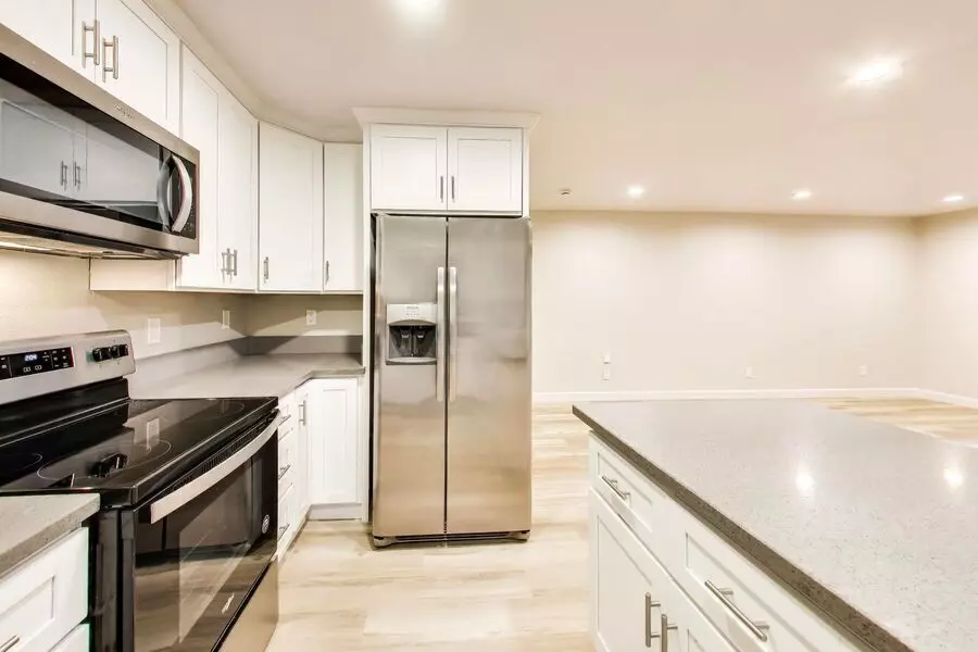 25 Devonshire Blvd photo 2