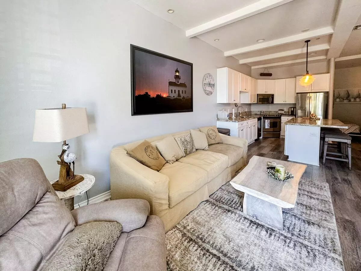 Beautiful Furnished 1 Bedroom, 1.5 Bath Condo With Harbor Views - Flexible Lease! photo 3