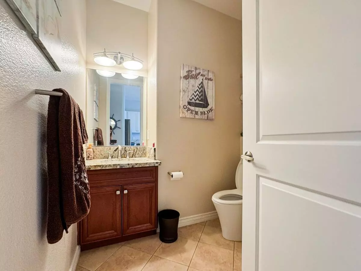 Beautiful Furnished 1 Bedroom, 1.5 Bath Condo With Harbor Views - Flexible Lease! photo 5