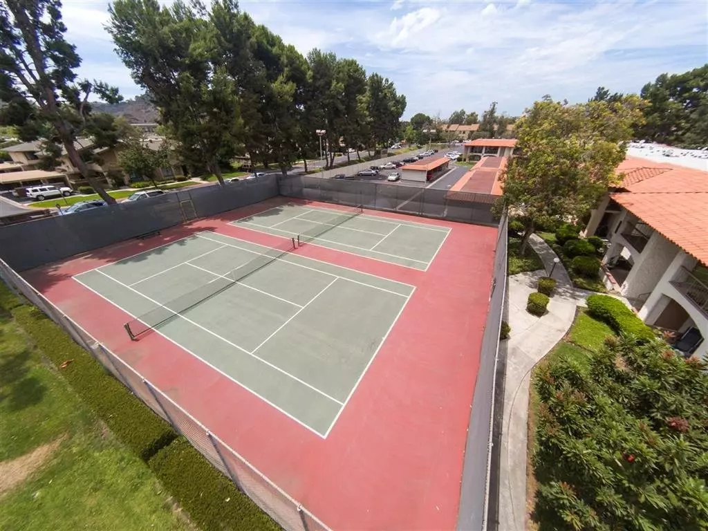 $2,000- 1 Bed / 1 Bath Condo Located In Mission Plaza Complex In Mission Valley photo 5