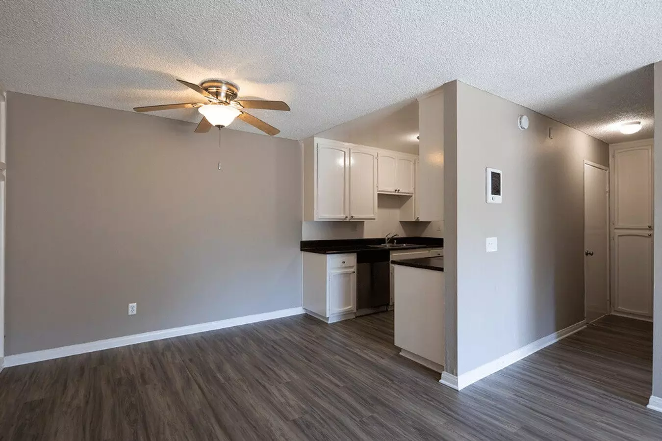 Royal Village Apartments photo 2