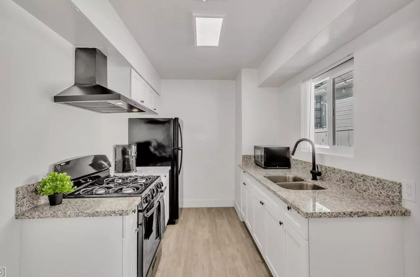 Downtown Modern Smart Home photo 5