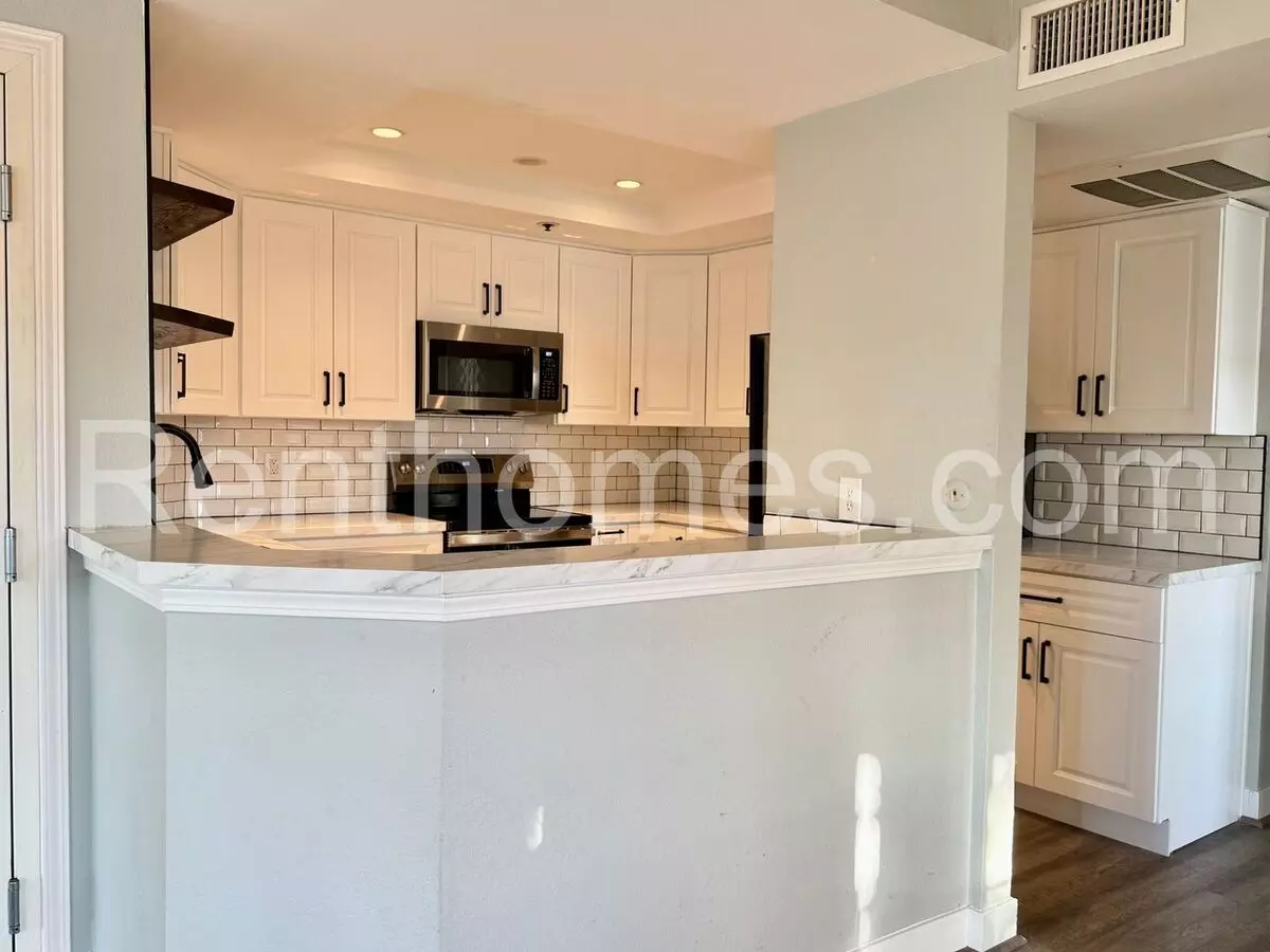 Bankers Hill, 1940 3rd Ave #302, Gated, Luxury Vinyl Plank Floors, Ac, 2 Parking Spaces In Controlled Access Garage. photo 5