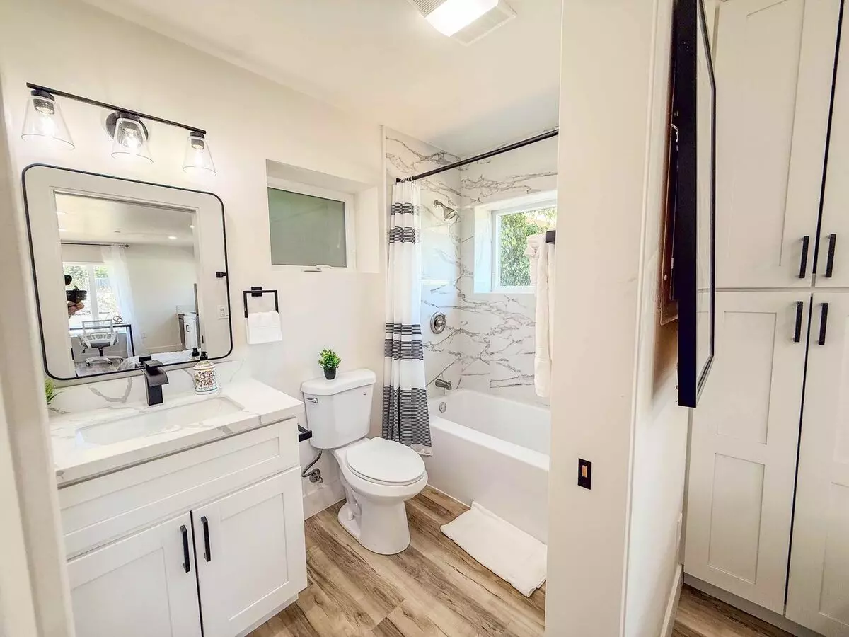 2519 Columbia Street - 1 photo 3