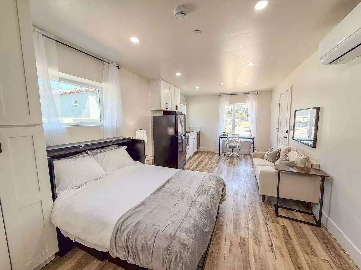 2519 Columbia Street - 1 photo 5