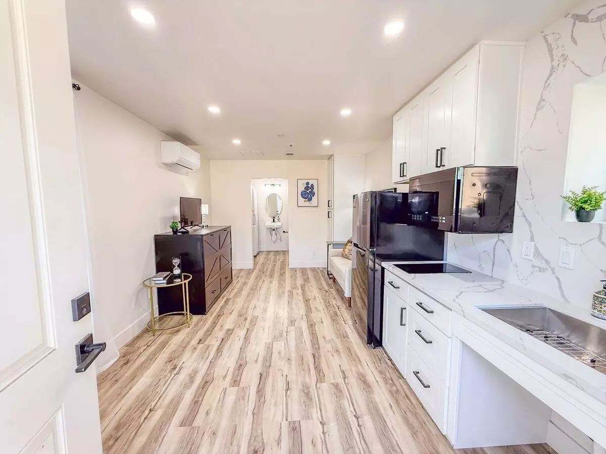 2519 Columbia Street - 1 photo 4