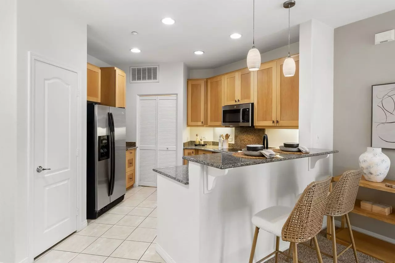 1bd/1ba Condo photo 2