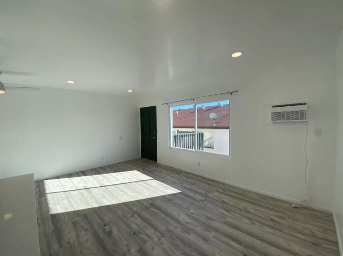 Beautifully Upgraded Upstairs 1 Bedroom Apartment For Rent! photo 4