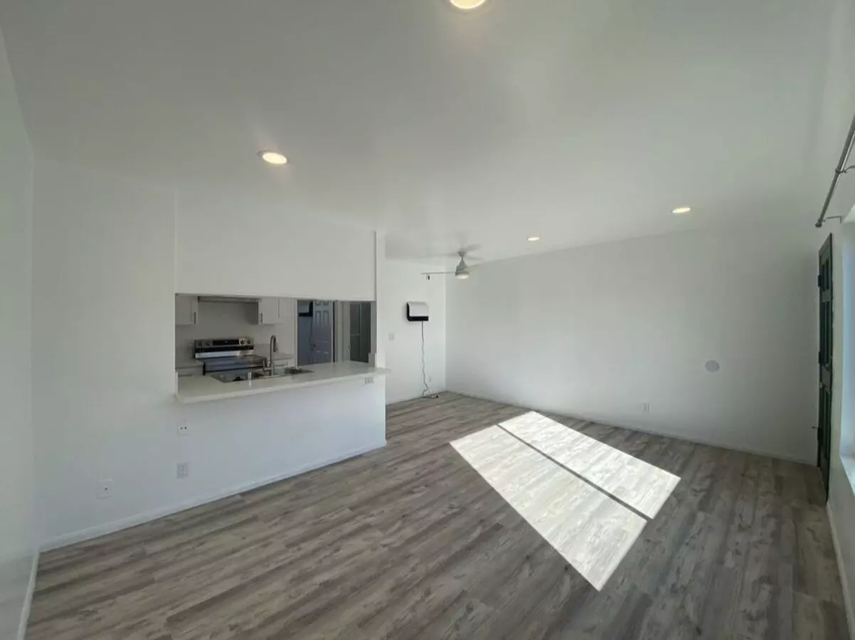 Beautifully Upgraded Upstairs 1 Bedroom Apartment For Rent! photo 2