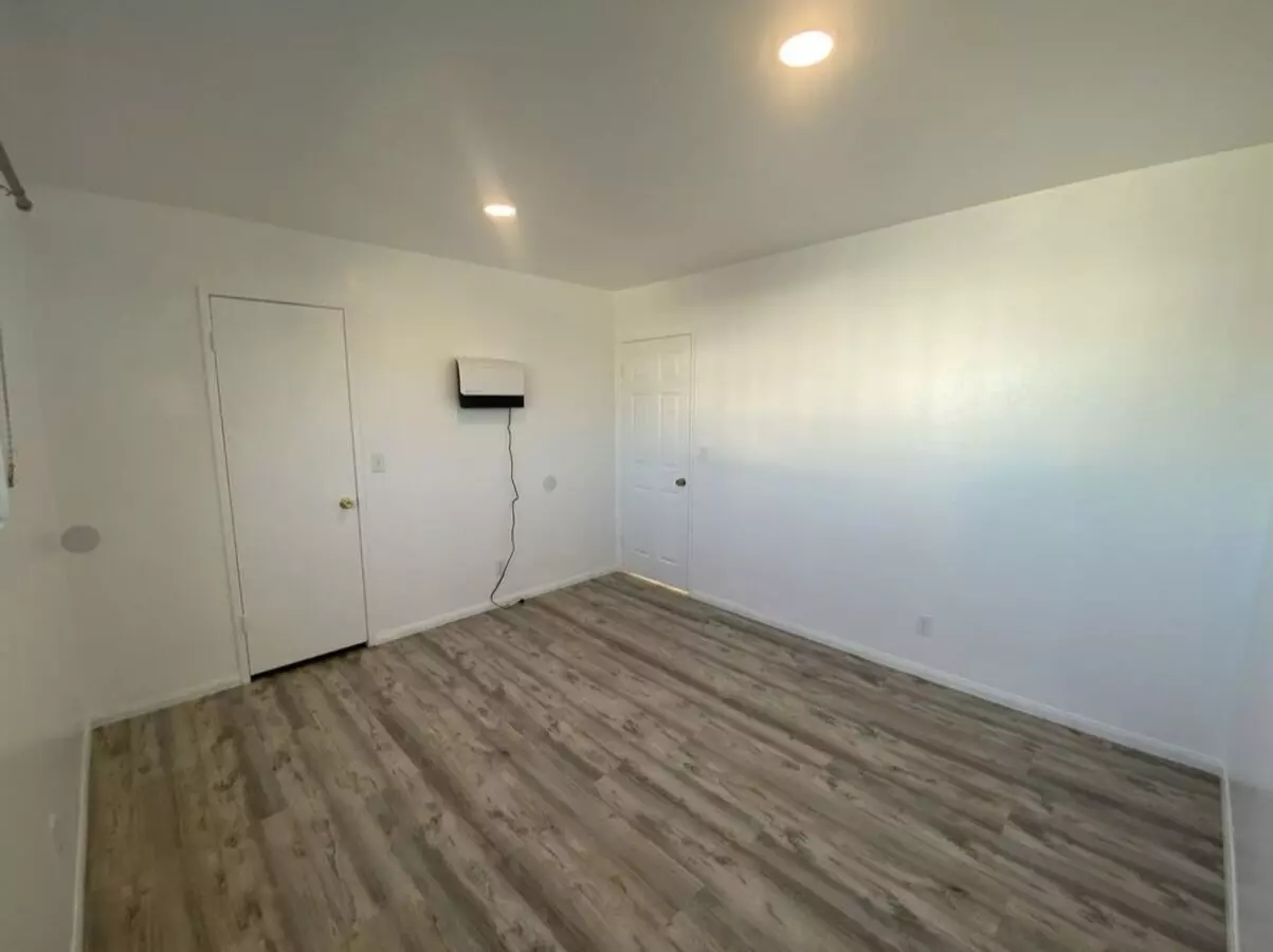 Beautifully Upgraded Upstairs 1 Bedroom Apartment For Rent! photo 5