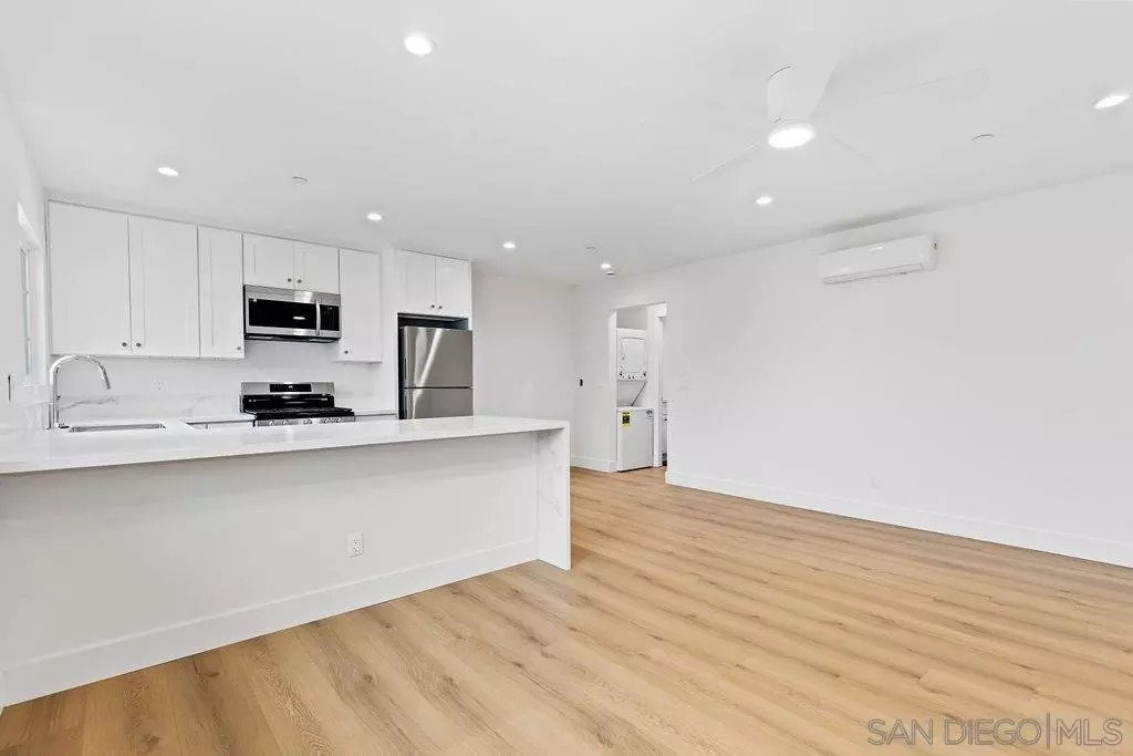 4265 42nd St photo 3