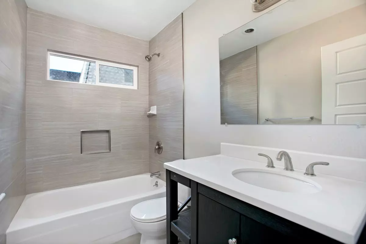 Talmadge Living In Newer 1/1 Apartment....must See. Includes Ac, Ev Chargers! photo 2