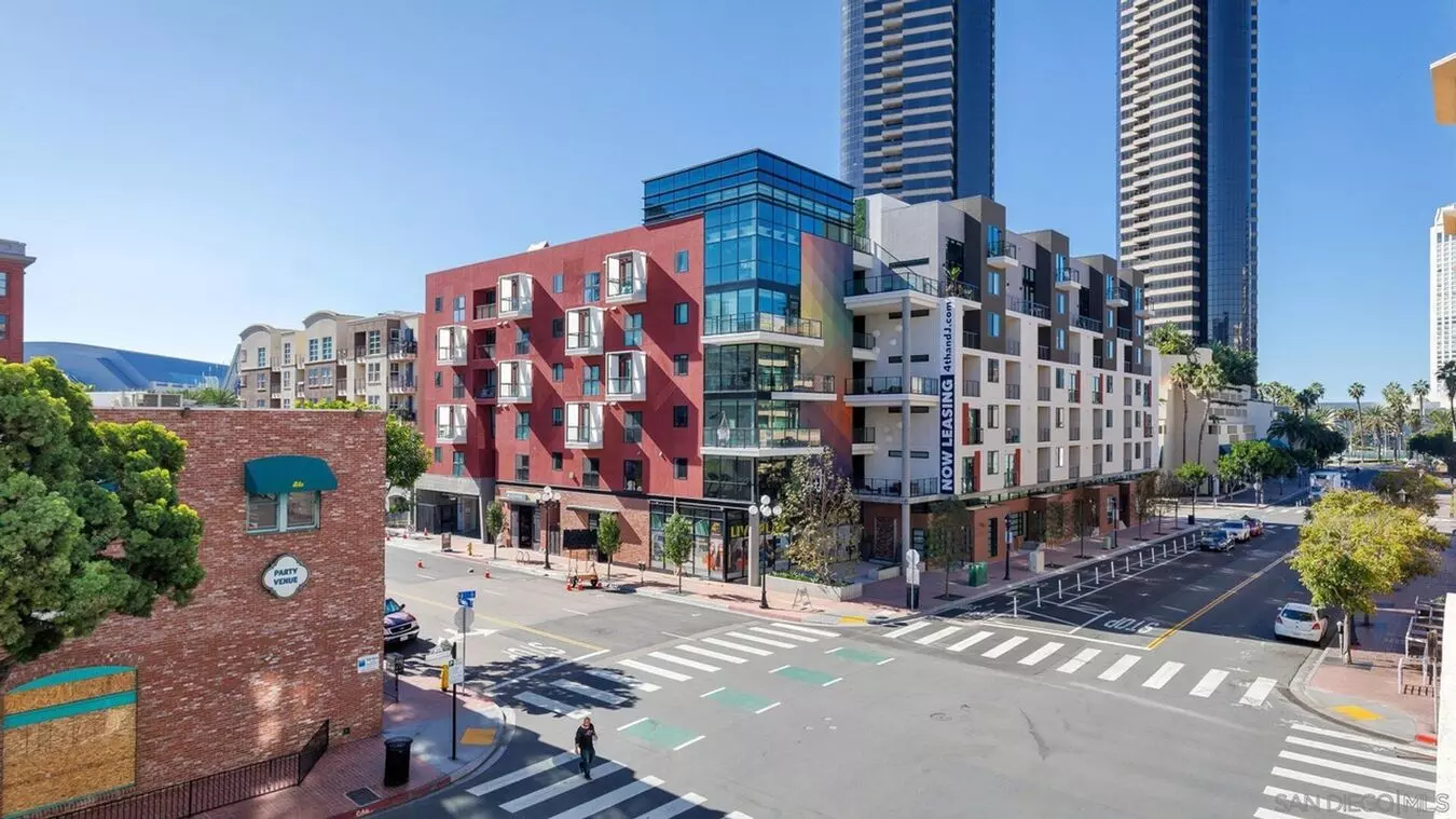 Perfectly Located 1 Bed/1 Bath Unit In Downtown Now Available! - $2,200/mo photo 4