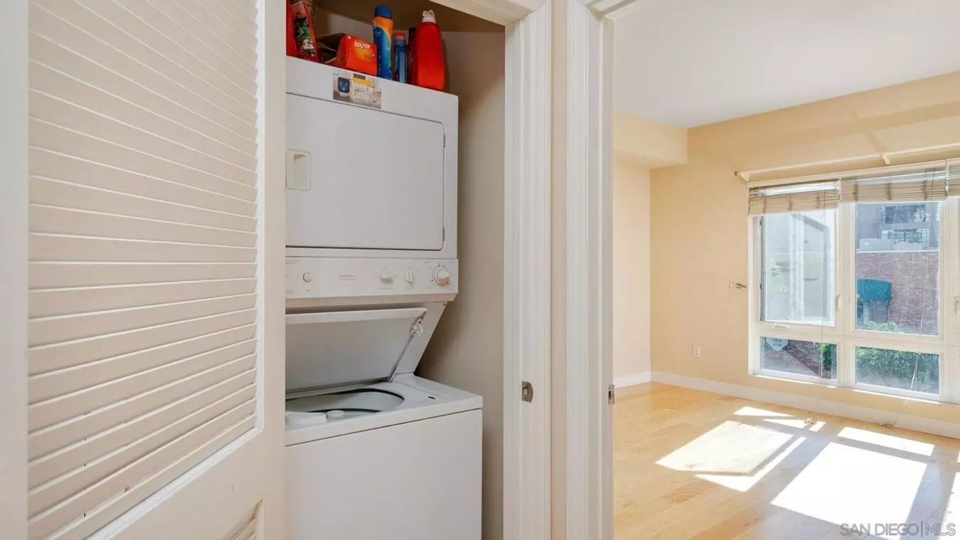 Perfectly Located 1 Bed/1 Bath Unit In Downtown Now Available! - $2,200/mo photo 2