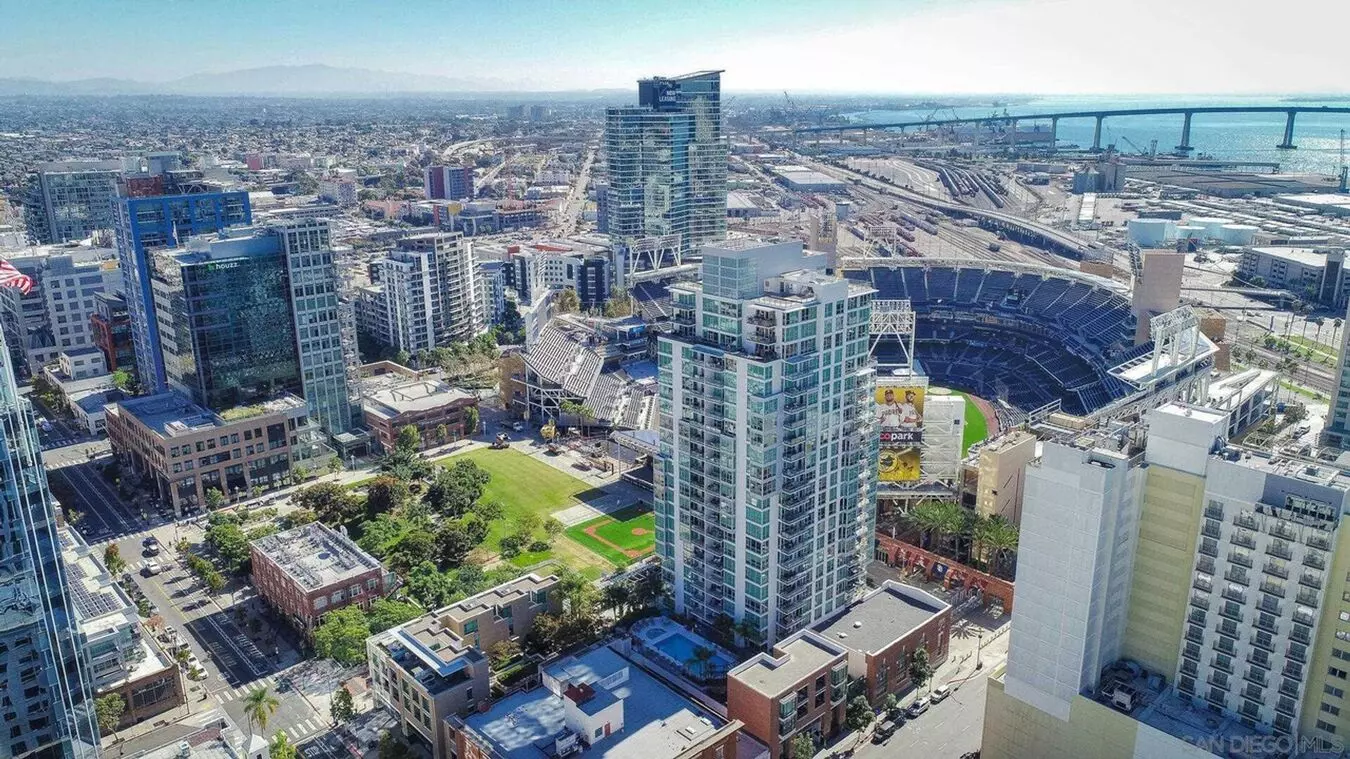 Perfectly Located 1 Bed/1 Bath Unit In Downtown Now Available! - $2,200/mo photo 5