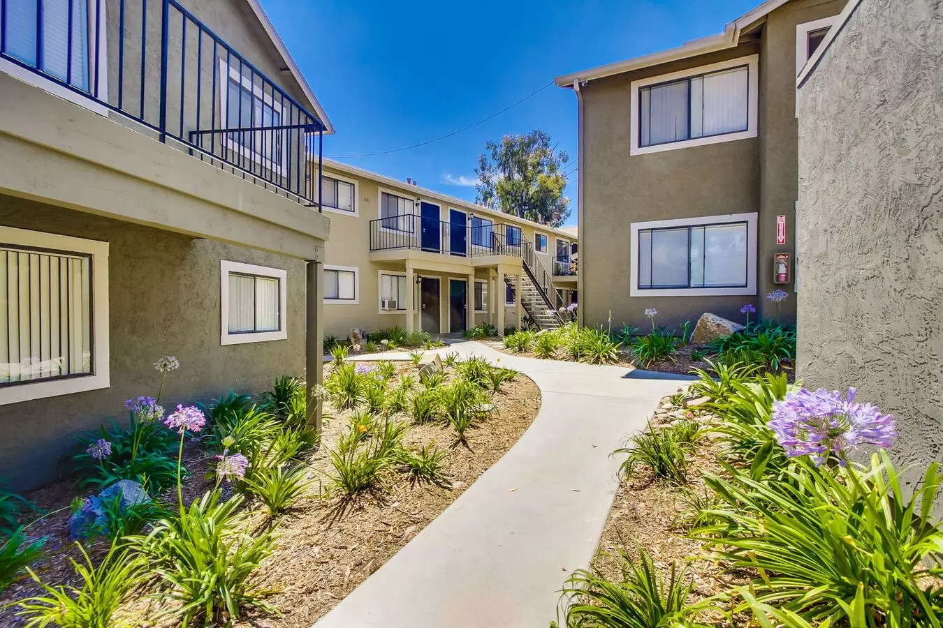 Comfortable, Modern Living With Easy Access – Discover Arroyo Vista Apartments photo 2