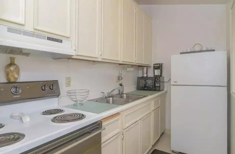 4820 Cass St photo 2