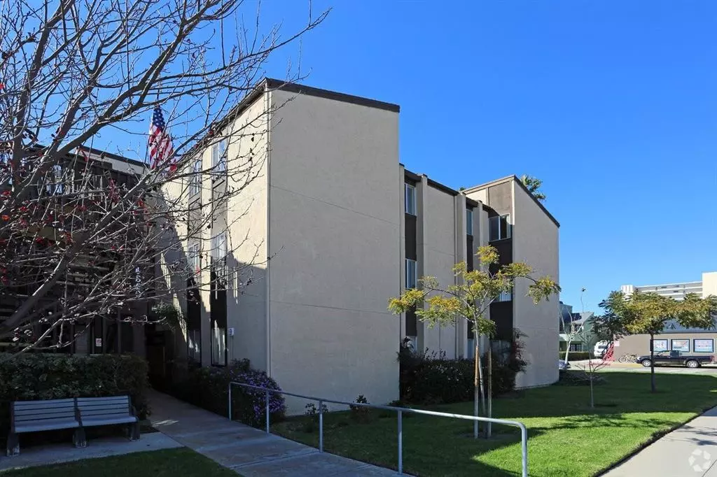4820 Cass St photo 4