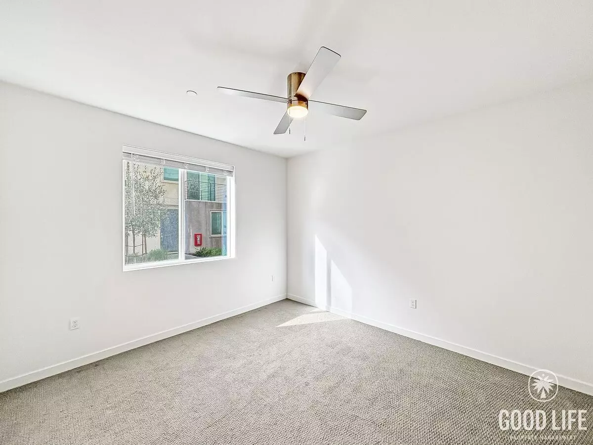 Beautiful 3bd/2.5ba Townhouse In San Ysidro W/ W/d, A/c, 2-car Garage, Balcony, And Community Parks! photo 2