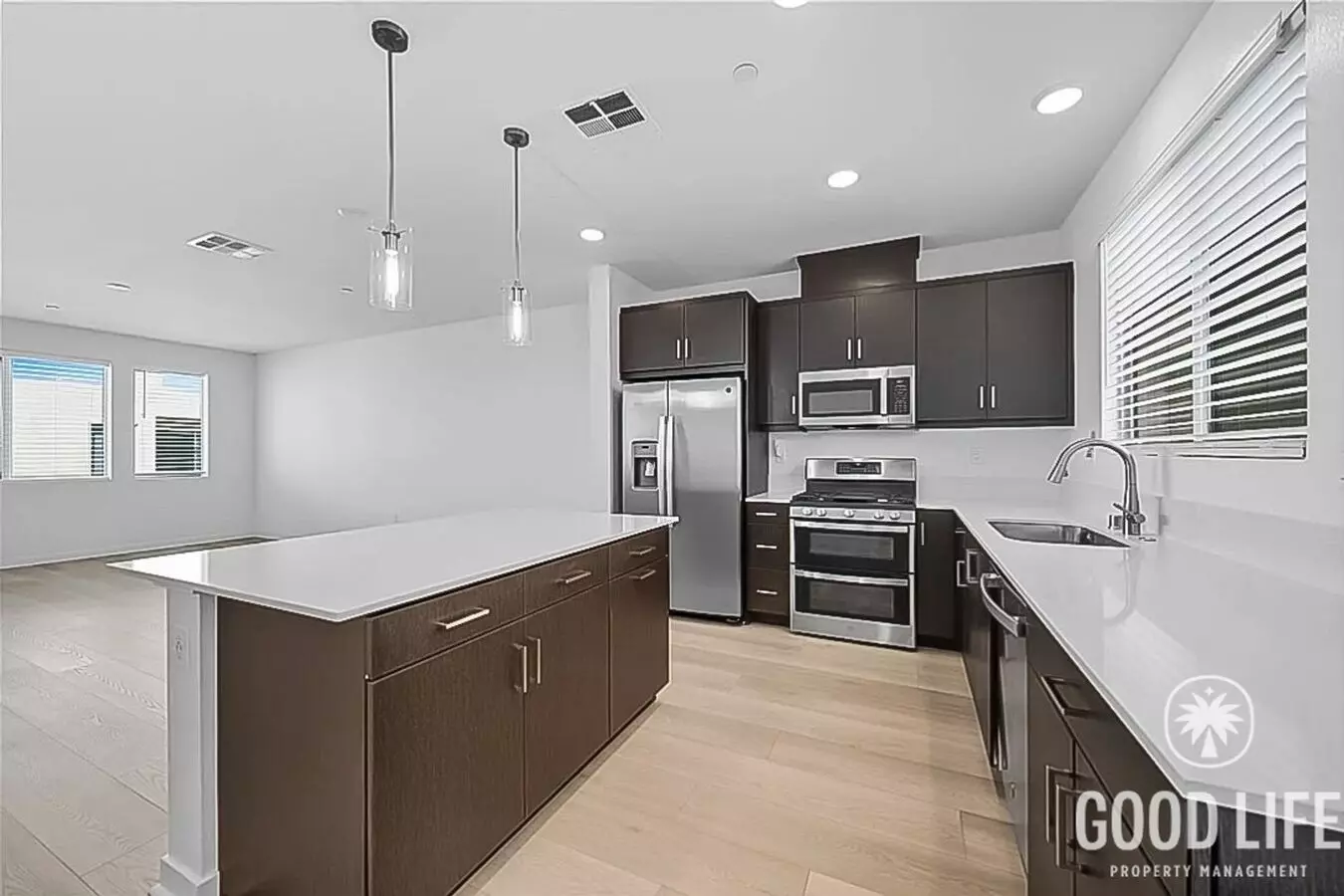 Beautiful 3bd/2.5ba Townhouse In San Ysidro W/ W/d, A/c, 2-car Garage, Balcony, And Community Parks! photo 5