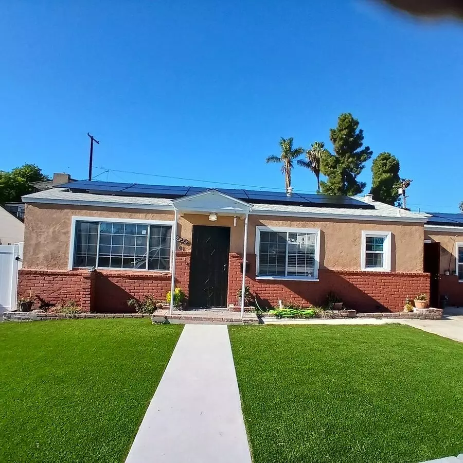 Detached Home In Valencia Park photo 4